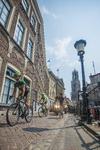 910371 Afbeelding van het Tourpeloton op de Stadhuisbrug te Utrecht tijdens de tweede etappe van de Tour de France, met ...